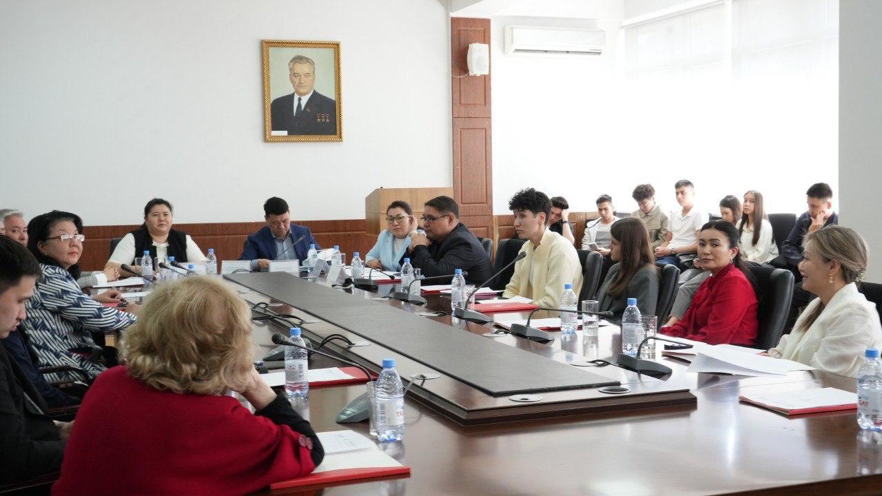 11 апреля 2025 года в 10:00 в Университете Омир прошел международный круглый стол на тему : «Актуальные проблемы брачно-семейных отношений в РК на современном этапе»