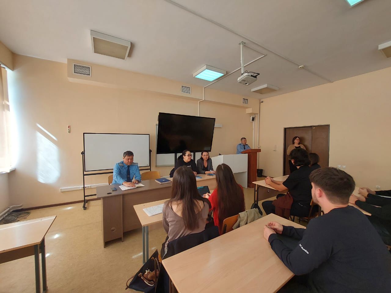 Лекция по правовому просвещению в Университете Омир