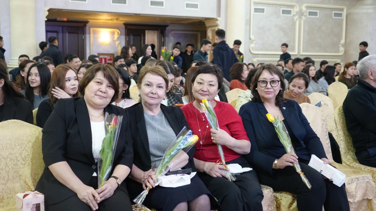В Университете Омир прошёл праздничный вечер «Мир красавиц».