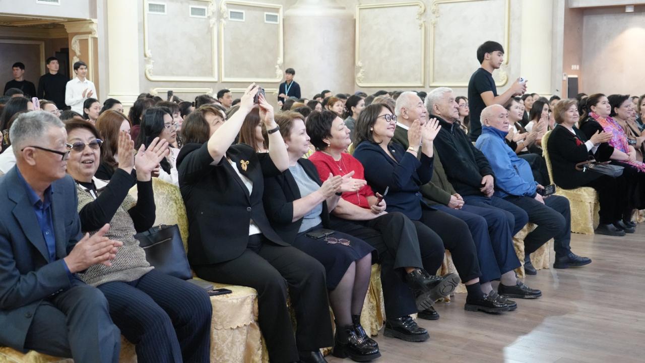В Университете Омир прошёл праздничный вечер «Мир красавиц».
