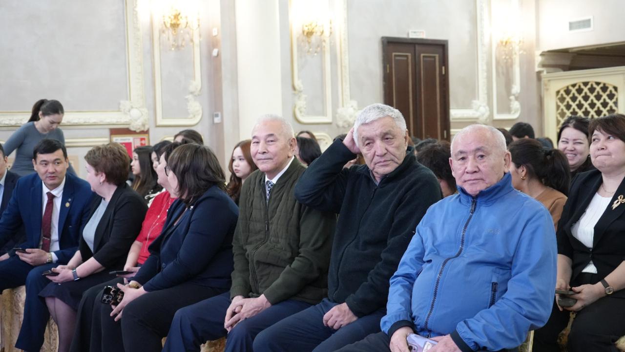 В Университете Омир прошёл праздничный вечер «Мир красавиц».