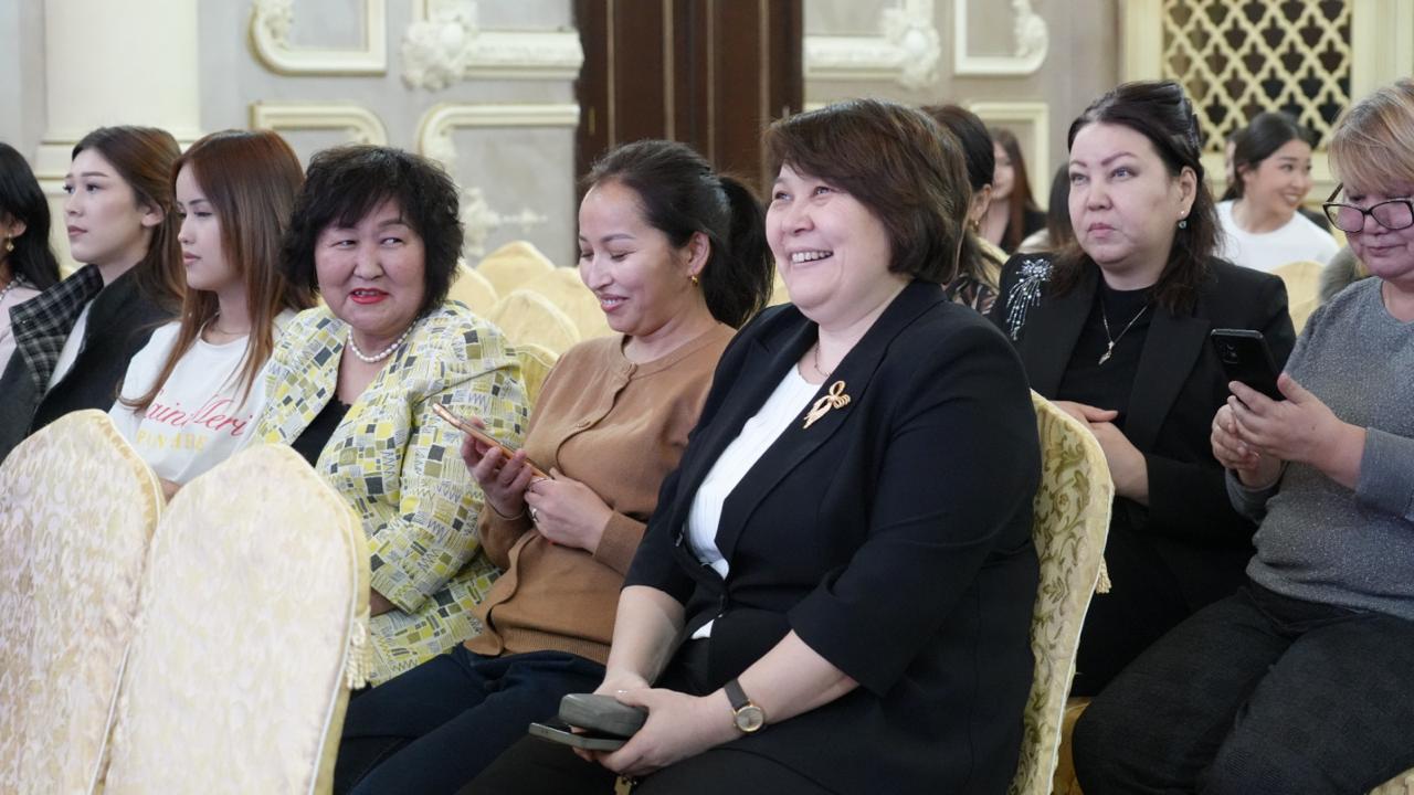 В Университете Омир прошёл праздничный вечер «Мир красавиц».