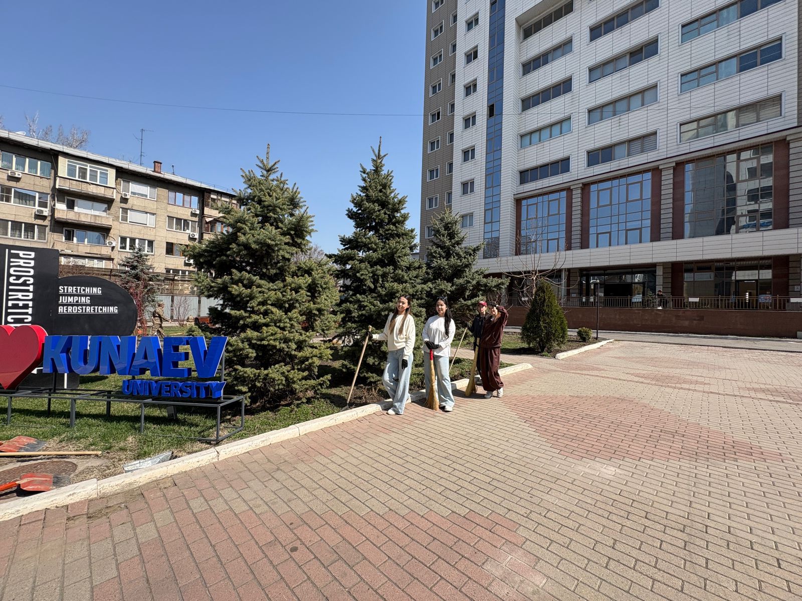 В Университете Омир в рамках акции «Таза Қазақстан» прошёл масштабный субботник.