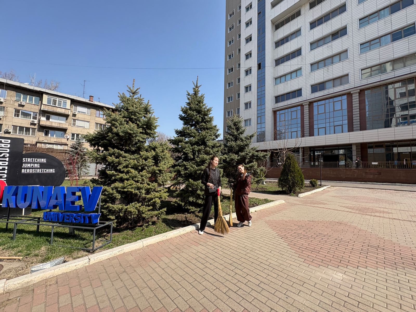 В Университете Омир в рамках акции «Таза Қазақстан» прошёл масштабный субботник.