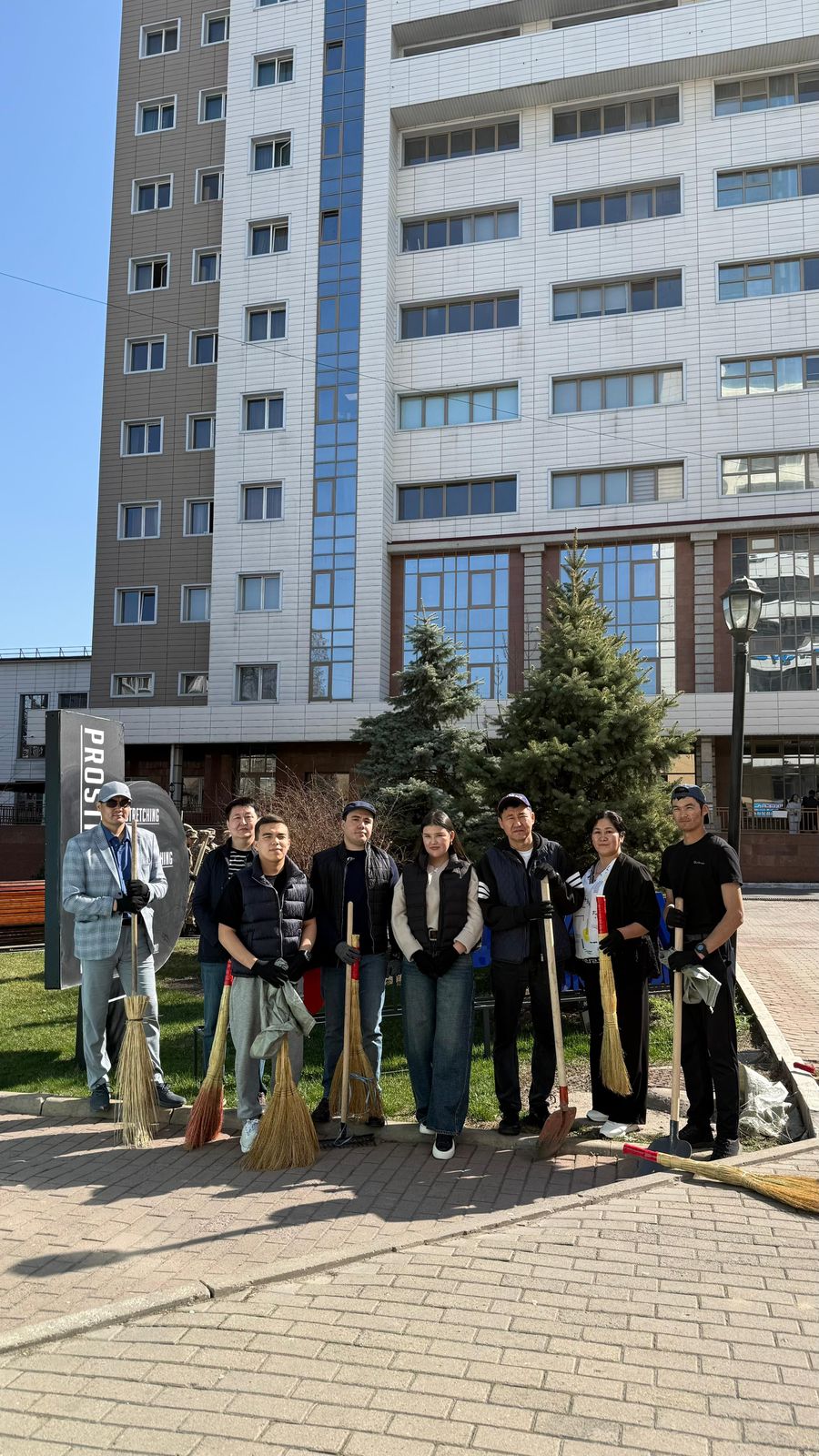 В Университете Омир в рамках акции «Таза Қазақстан» прошёл масштабный субботник.
